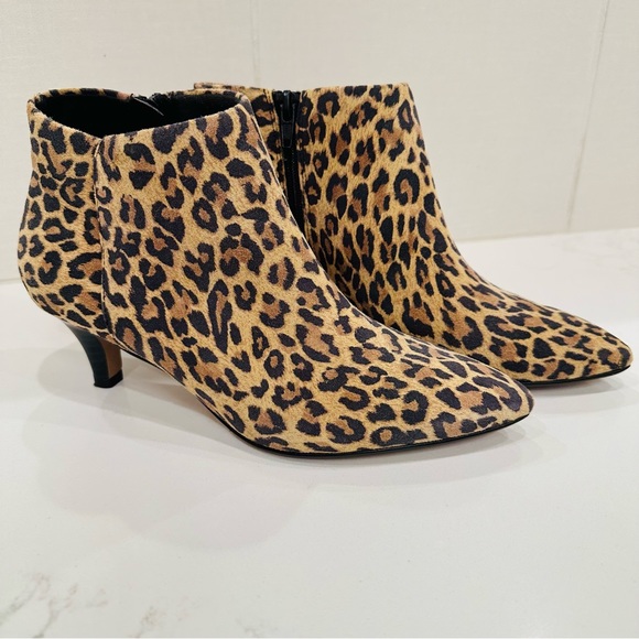 Sleek Ankle Bootie Clarks Linvale Sea Tan Leopard Suede Bootie - Picture 6 of 14